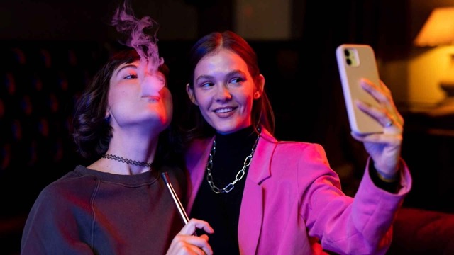 how influencers promote vaping to adolescents